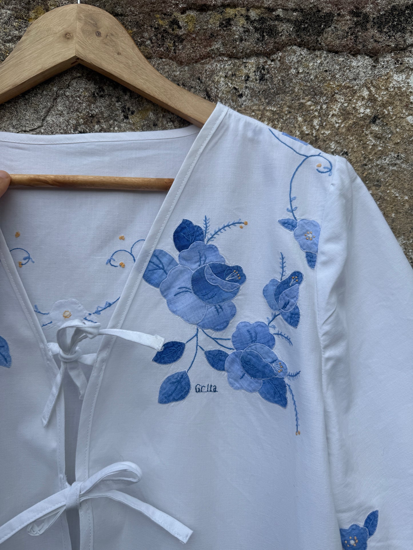 Feita com flores da cor do céu