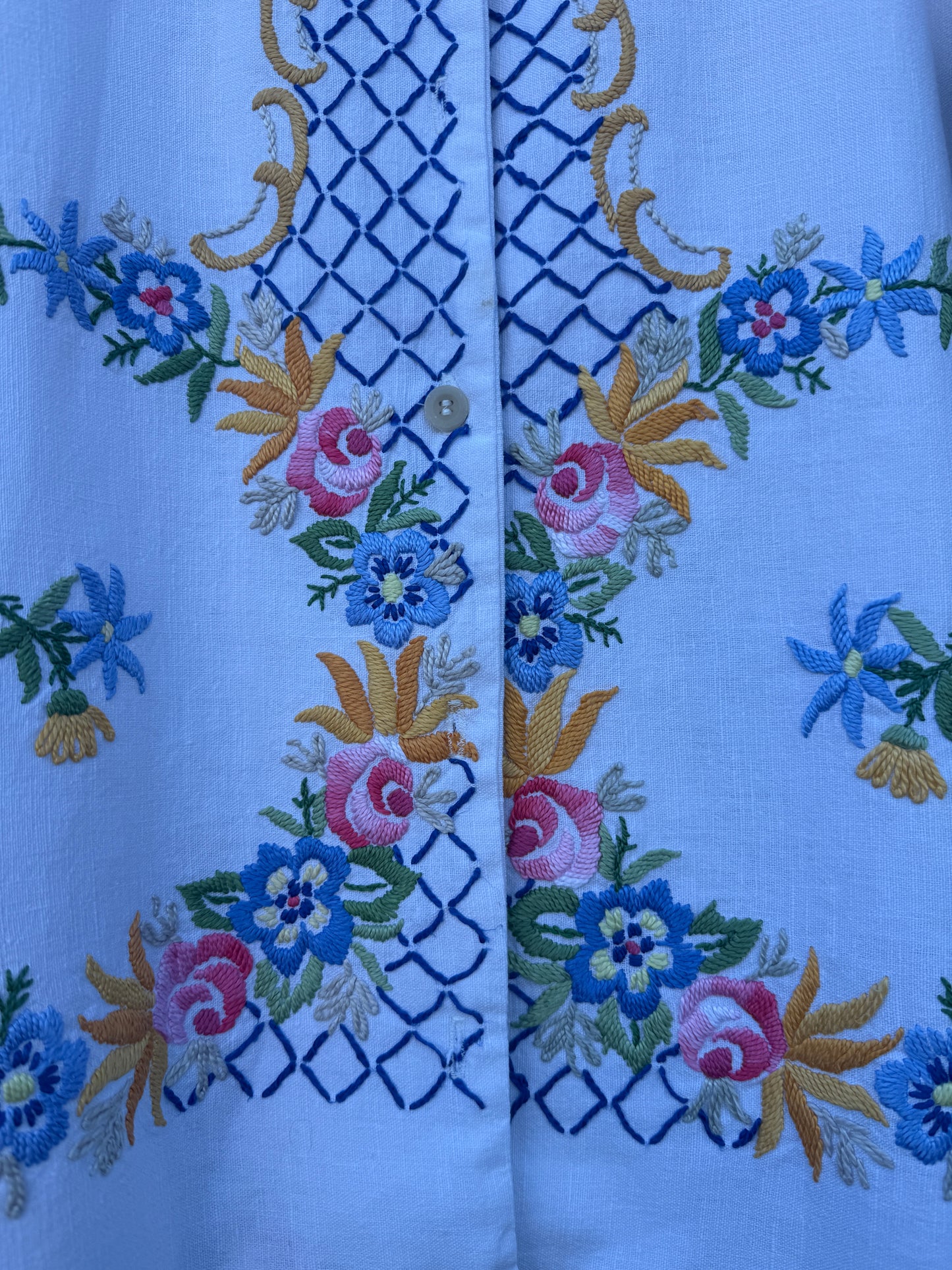 Um azulejo com flores