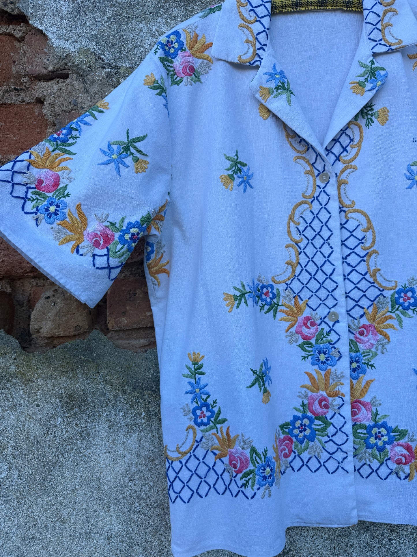 Um azulejo com flores