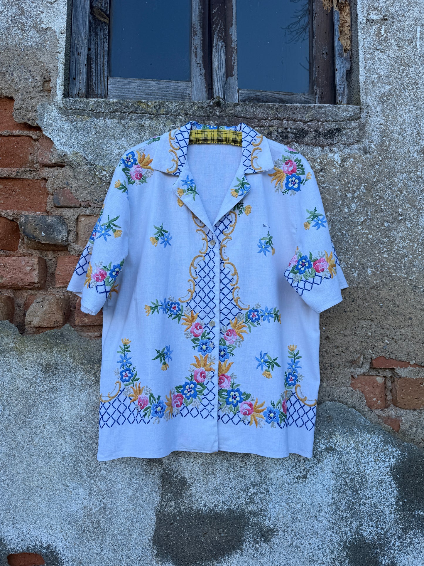 Um azulejo com flores