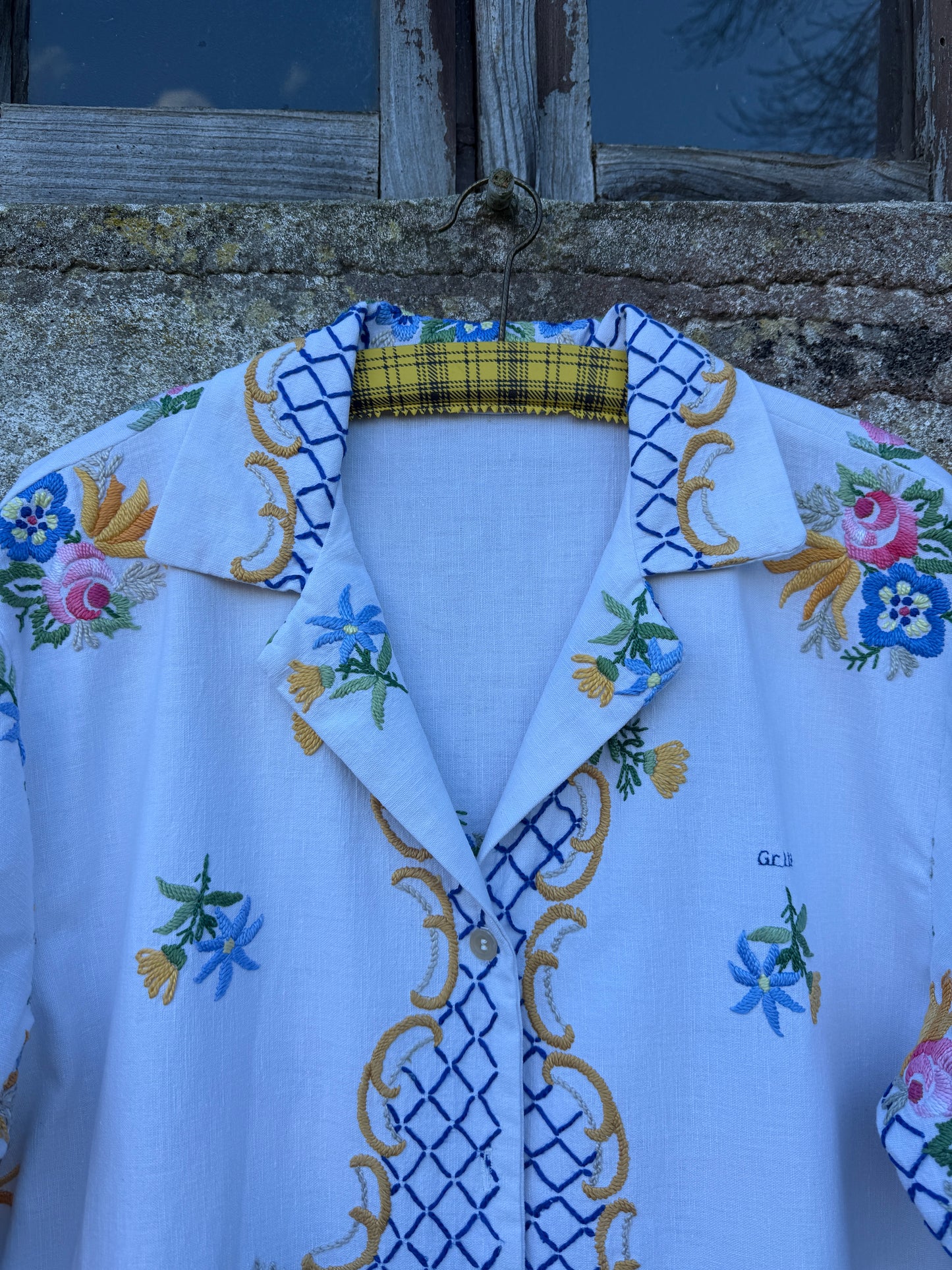 Um azulejo com flores