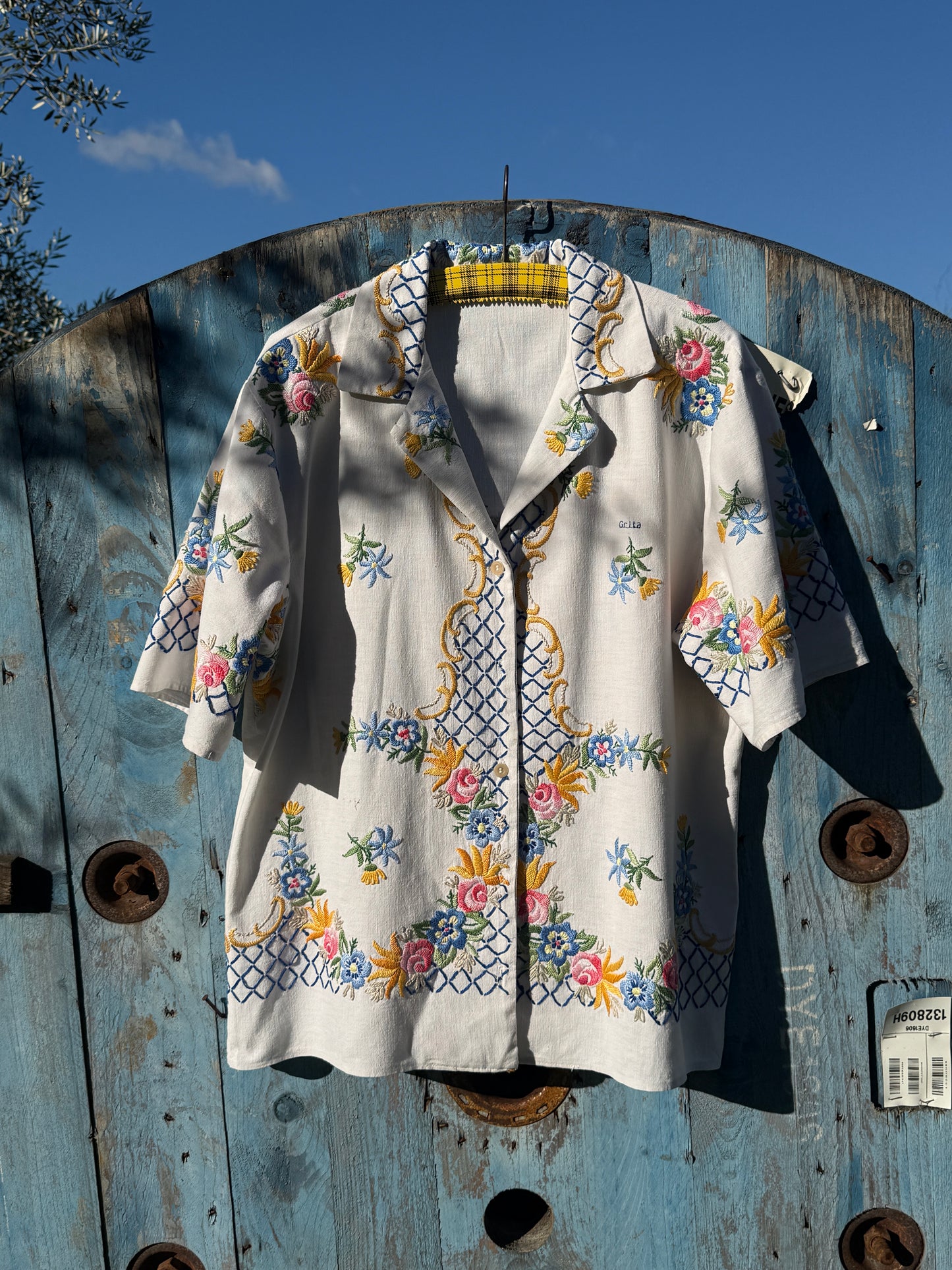 Um azulejo com flores