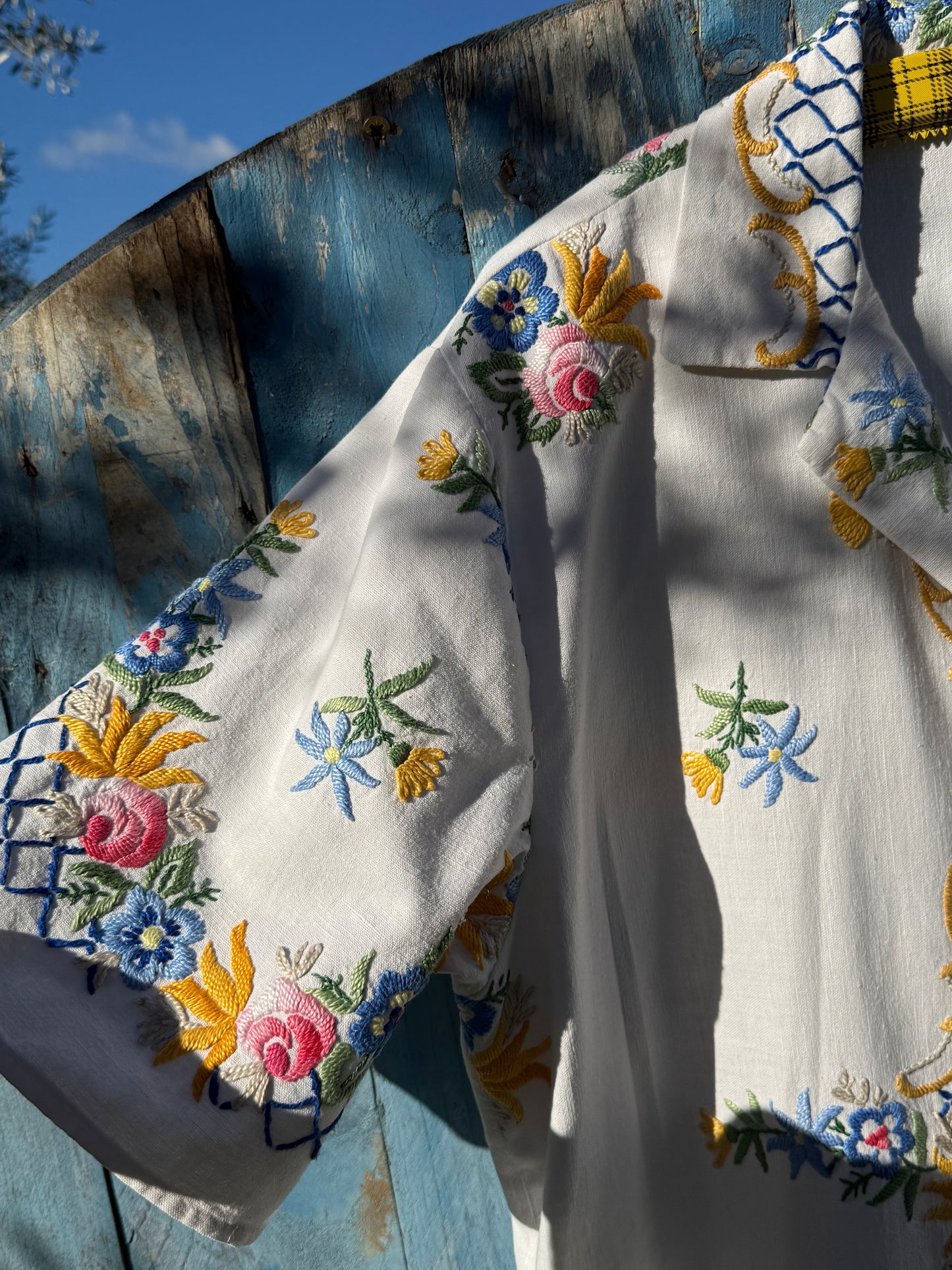 Um azulejo com flores