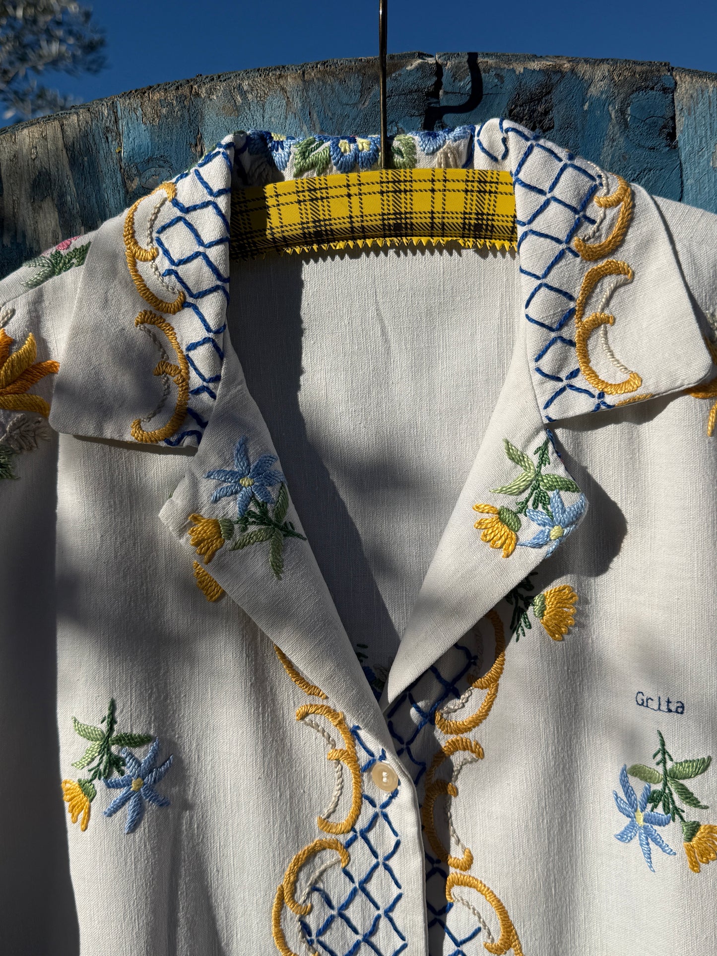 Um azulejo com flores