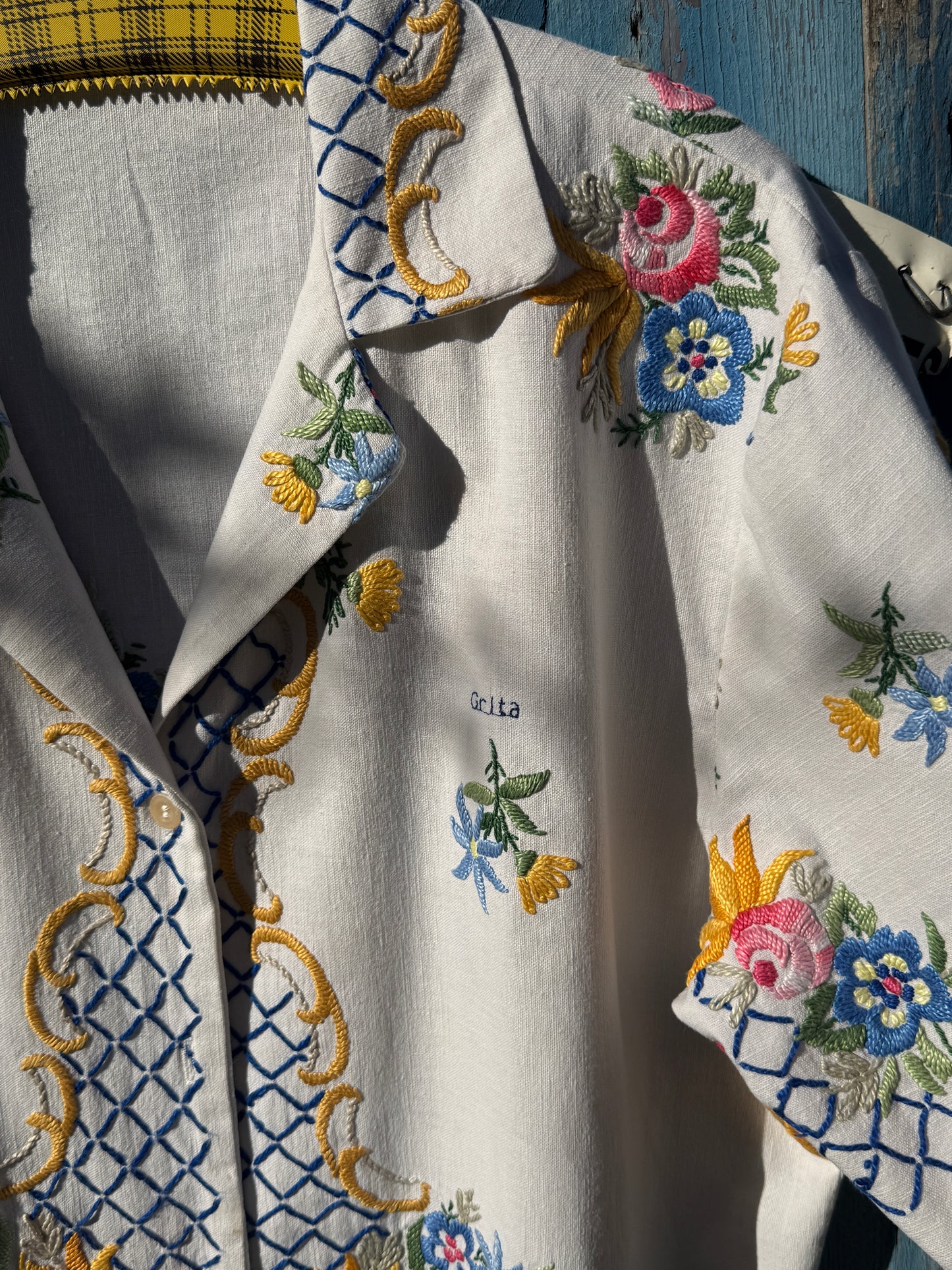 Um azulejo com flores