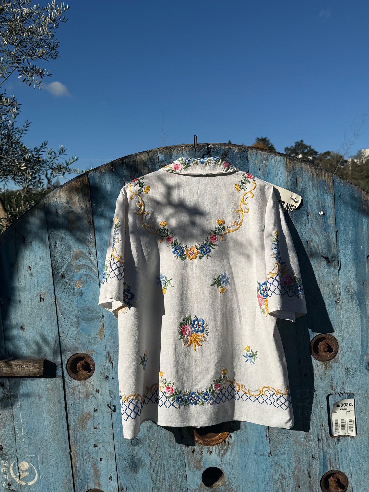 Um azulejo com flores