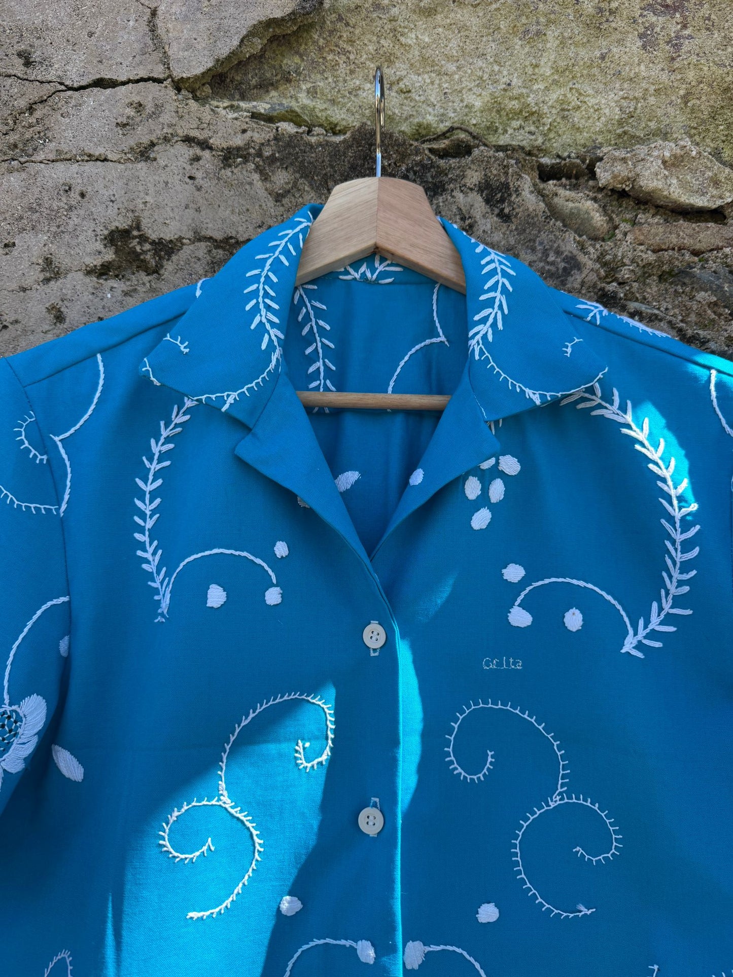 Fui ao vizinho envergonhei-me, fiquei em casa remediei-me