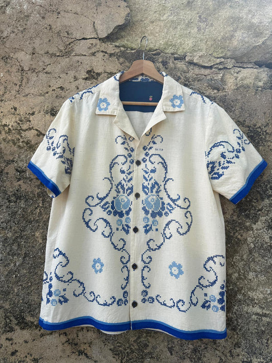 Passarinho que acompanha morcego acorda de cabeça para baixo